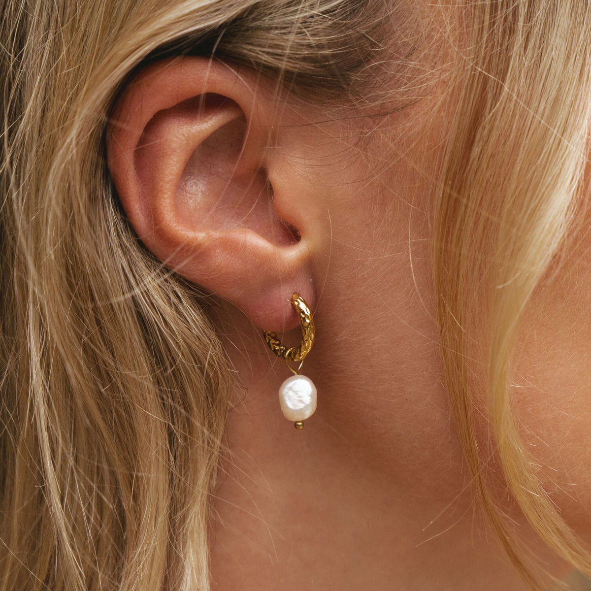 Hammered Pearl Hoop Earrings 1